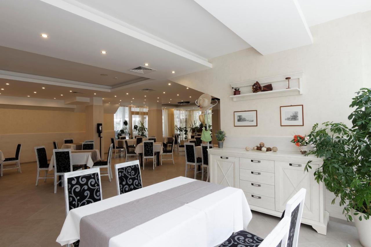 Hotel Slavey Golden Sands Bagian luar foto